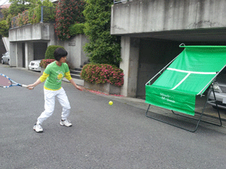 自宅駐車場でテニス練習